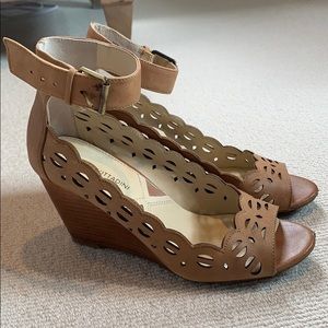 Adrienne Vittadini tan wedge leather sandal 6.5